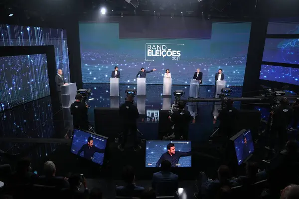 stock image Sao Paulo (SP), 08/08/2024 - Jose Luiz Datena (PSDB) Tabata Amaral (PSB) Guilherme Boulos (PSOL), Pablo Marcal (PRTB), Ricardo Nunes (MDB) and Jose Luiz Datena (PSDB), at the TV Bandeirantes studios