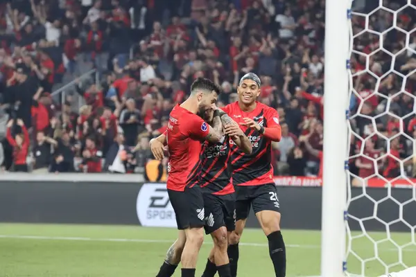 CURITIBA (PR) Brezilya 08 / 15 / 2024 Futbolcu Christian, Ligga Arena 'da oynanan Güney Amerika Kupası 16. Raundu için geçerli olan Athletico ve Belgrano arasındaki maçta golünü kutluyor 