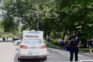 NYPD 'nin suç ve soygunları engellemek için Central Park' taki varlığı. 15 Ağustos 2024, New York, ABD: Suçları ve soygunları önlemek için NYPD 'nin Central Park' ta bulunması