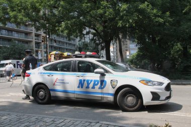 NYPD 'nin suç ve soygunları engellemek için Central Park' taki varlığı. 15 Ağustos 2024, New York, ABD: Suçları ve soygunları önlemek için NYPD 'nin Central Park' ta bulunması