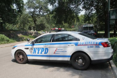 NYPD 'nin suç ve soygunları engellemek için Central Park' taki varlığı. 15 Ağustos 2024, New York, ABD: Suçları ve soygunları önlemek için NYPD 'nin Central Park' ta bulunması