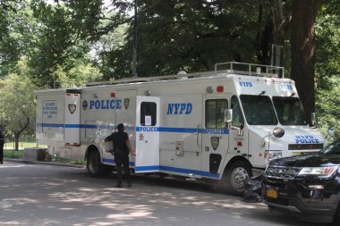 NYPD 'nin suç ve soygunları engellemek için Central Park' taki varlığı. 15 Ağustos 2024, New York, ABD: Suçları ve soygunları önlemek için NYPD 'nin Central Park' ta bulunması