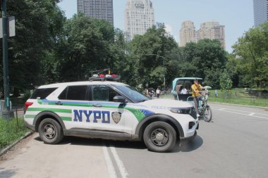 NYPD 'nin suç ve soygunları engellemek için Central Park' taki varlığı. 15 Ağustos 2024, New York, ABD: Suçları ve soygunları önlemek için NYPD 'nin Central Park' ta bulunması