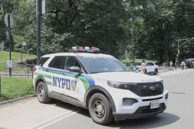 NYPD 'nin suç ve soygunları engellemek için Central Park' taki varlığı. 15 Ağustos 2024, New York, ABD: Suçları ve soygunları önlemek için NYPD 'nin Central Park' ta bulunması
