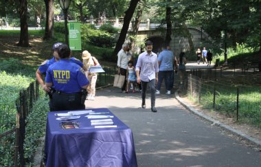 NYPD 'nin suç ve soygunları engellemek için Central Park' taki varlığı. 15 Ağustos 2024, New York, ABD: Suçları ve soygunları önlemek için NYPD 'nin Central Park' ta bulunması