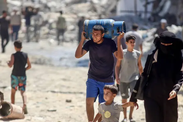 (Han Yunus 'taki Filistinlilerin günlük hayatı. 15 Ağustos 2024, Han Yunus, Filistin: Han Yunus 'taki Filistinlilerin günlük yaşamı, İsrail ordusundaki savunmasız sivillerin sürekli hedefi ve öldürülmesi