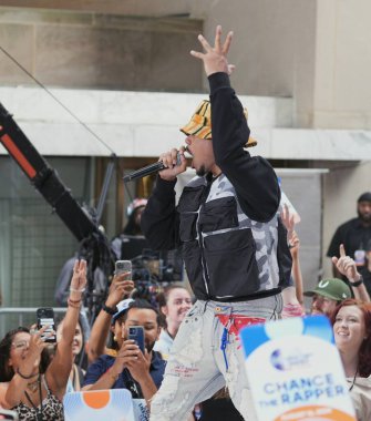 Chance the rapçi bugünkü gösteri için Rockefeller Plaza 'da sahneye çıkıyor. 16 Ağustos 2024, New York, ABD: Chance The Rapper bu sabah Today Show 'da enerjik bir performans sergiledi. 