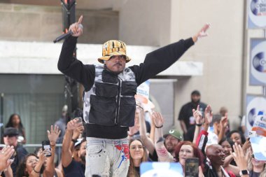 Chance the rapçi bugünkü gösteri için Rockefeller Plaza 'da sahneye çıkıyor. 16 Ağustos 2024, New York, ABD: Chance The Rapper bu sabah Today Show 'da enerjik bir performans sergiledi. 