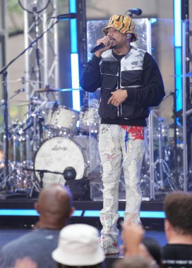 Chance the rapçi bugünkü gösteri için Rockefeller Plaza 'da sahneye çıkıyor. 16 Ağustos 2024, New York, ABD: Chance The Rapper bu sabah Today Show 'da enerjik bir performans sergiledi. 