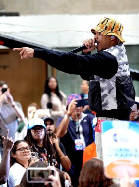 Chance the rapçi bugünkü gösteri için Rockefeller Plaza 'da sahneye çıkıyor. 16 Ağustos 2024, New York, ABD: Chance The Rapper bu sabah Today Show 'da enerjik bir performans sergiledi. 