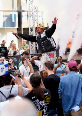 Chance the rapçi bugünkü gösteri için Rockefeller Plaza 'da sahneye çıkıyor. 16 Ağustos 2024, New York, ABD: Chance The Rapper bu sabah Today Show 'da enerjik bir performans sergiledi. 