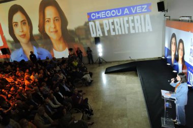 Sao Paulo (SP), Brezilya 08 / 16 / 2024 - Sao Paulo Tabata Amaral belediye başkanlığı için PSB adayı Butanta 'da belediye başkan yardımcısı adayı Profesör Lucia Franca eşliğinde düzenlenen bir etkinliğe katıldı.