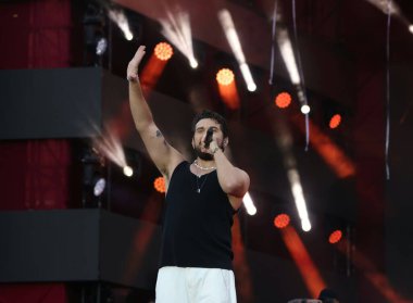 SAO PAULO (SP), Brezilya 08 / 17 / 2024 - Brezilya 'nın en büyük country müzik festivallerinden biri olan Farraial sırasında şarkıcı Gustavo Mioto tarafından gösterildi