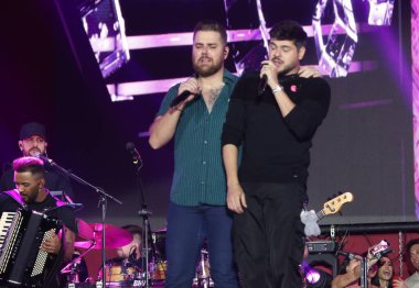SAO PAULO (SP), Brezilya 08 / 17 / 2024 - Brezilya 'nın en büyük country müzik festivallerinden biri olan Farraial sırasında Ze Neto ve Cristiano çifti tarafından gösterildi