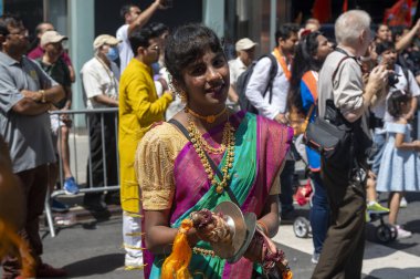 42. Geleneksel Hindistan Günü Geçidi 2024. 18 Ağustos 2024, New York, New York, ABD: 18 Ağustos 2024 'te Madison Bulvarı' ndaki 42. Hindistan Günü Geçit Töreni 'nde geleneksel müzik aletleri takan katılımcılar.