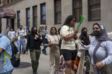 42. Geleneksel Hindistan Günü Geçidi 2024. 18 Ağustos 2024, New York, ABD: Bir Dosen Pro-Müslüman protestocu 18 Ağustos 2024 'te Madison Bulvarı' nda düzenlenen 42. Hindistan Günü Geçit Töreni sırasında Rama Mandir tapınağını protesto etti.. 