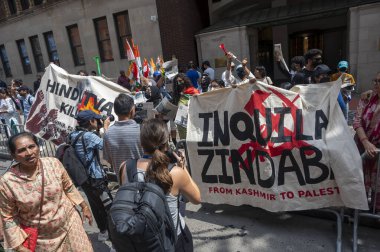 42. Geleneksel Hindistan Günü Geçidi 2024. 18 Ağustos 2024, New York, ABD: Bir Dosen Pro-Müslüman protestocu 18 Ağustos 2024 'te Madison Bulvarı' nda düzenlenen 42. Hindistan Günü Geçit Töreni sırasında Rama Mandir tapınağını protesto etti.. 