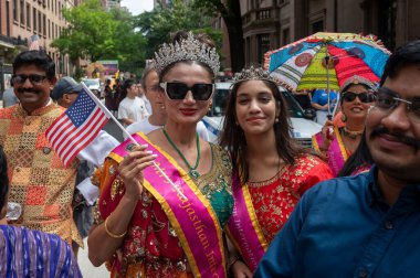 42. Geleneksel Hindistan Günü Geçidi 2024. 18 Ağustos 2024, New York, New York, ABD: 18 Ağustos 2024 'te Madison Bulvarı' ndaki 42. Hindistan Günü Geçit Töreni 'nde renkli kıyafetler giyen seyirciler.  