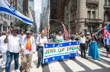 42. Geleneksel Hindistan Günü Geçidi 2024. 18 Ağustos 2024, New York, ABD: Hindistan 'dan İsrail ve ABD bayrakları taşıyan bir grup Yahudi, 18 Ağustos 2024' te Madison Bulvarı 'ndaki 42..  