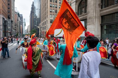 42. Geleneksel Hindistan Günü Geçidi 2024. 18 Ağustos 2024, New York, New York, ABD: 18 Ağustos 2024 'te Madison Bulvarı' ndaki 42. Hindistan Günü Geçit Töreni 'nde geleneksel müzik aletleri takan katılımcılar. 