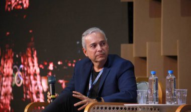 RIO DE JANEIRO (RJ), Brezilya 08 / 16 / 2024 Direktör Renato Ribeiro, Rio İnovasyon Haftası 'nın dördüncü sayısında gerçekleştirilen bir Talk Show sırasında, etkinlikte keşfedilen konulardan biri yapay zeka zamanlarındaki insanlaştırma.