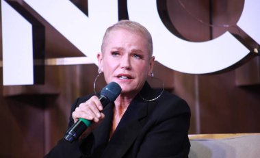 RIO DE JANEIRO (RJ), Brezilya 08 / 16 / 2024 - Sunucu Xuxa Meneghel, Rio İnovasyon Haftası 'nın dördüncü sayısında yapılan bir talk show sırasında, etkinlikte keşfedilen konulardan biri yapay zeka zamanlarındaki insanlaştırma