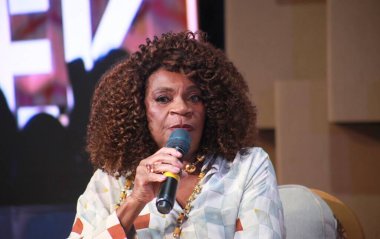 RIO DE JANEIRO (RJ), Brezilya 08 / 16 / 2024 - Aktris ve iletişimci Zeze Motta, Rio İnovasyon Haftası 'nın dördüncü sayısında gerçekleştirilen bir Talk Show sırasında, etkinlikte keşfedilen konulardan biri yapay zeka zamanlarındaki insanlaştırma