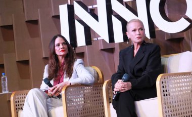 RIO DE JANEIRO (RJ), Brezilya 08 / 16 / 2024 - Sunucu Xuxa Meneghel, Rio İnovasyon Haftası 'nın dördüncü sayısında yapılan bir talk show sırasında, etkinlikte keşfedilen konulardan biri yapay zeka zamanlarındaki insanlaştırma