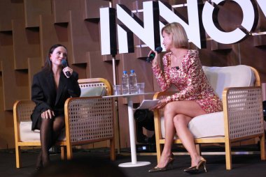 RIO DE JANEIRO (RJ), Brezilya 08 / 16 / 2024 - Rio İnovasyon Haftası 'nın dördüncüsünde gerçekleştirilen Talk Show' da aktris Larissa Manuela, etkinlikte keşfedilen konulardan biri yapay zeka zamanlarındaki insanlaştırma