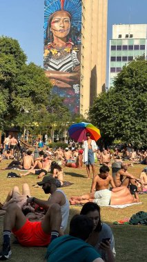 SAO PAULO (SP), Brezilya 08 / 18 / 2024 Sao Paulo kentinin orta kesimindeki Parque Augusta 'ya turist ve ziyaretçi hareketi, yüksek kış sıcaklıklarıyla, halk bu Pazar öğleden sonra parkı doldurdu.