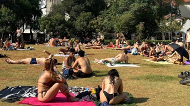 SAO PAULO (SP), Brezilya 08 / 18 / 2024 Sao Paulo kentinin orta kesimindeki Parque Augusta 'ya turist ve ziyaretçi hareketi, yüksek kış sıcaklıklarıyla, halk bu Pazar öğleden sonra parkı doldurdu.