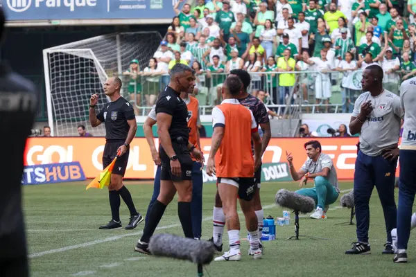 Sao Paulo (SP), 08 / 18 / 2024 - Hakem Raphael Claus, Palmeiras ve Sao Paulo arasında oynanan maçta, Brezilya Şampiyonası 'nın 23.