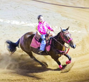 SANTO ANTONIO DA PLATINA (PR), Brezilya 08 / 18 / 2024. - Efapi Fuarı 2024 'ün Rodeo Arena' sında Üç Varil Yarışması