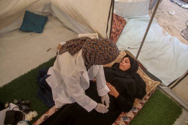 Jenin Abu Zarqa, Gazze 'deki hamile kadınlara tıbbi yardım sağlıyor. 19 Ağustos 2024, Gazze, Filistin: 22 yaşındaki Filistinli hemşire, 2023 yılında hemşirelik okulundan mezun olan Jenin Abu Zerkava hamile kadınları muayene etmek için bir sağlık çadırı açtı.