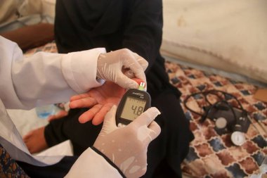 Jenin Abu Zarqa, Gazze 'deki hamile kadınlara tıbbi yardım sağlıyor. 19 Ağustos 2024, Gazze, Filistin: 22 yaşındaki Filistinli hemşire, 2023 yılında hemşirelik okulundan mezun olan Jenin Abu Zerkava hamile kadınları muayene etmek için bir sağlık çadırı açtı.