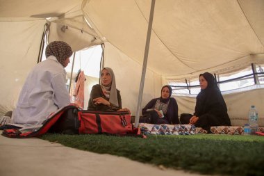 Jenin Abu Zarqa, Gazze 'deki hamile kadınlara tıbbi yardım sağlıyor. 19 Ağustos 2024, Gazze, Filistin: 22 yaşındaki Filistinli hemşire, 2023 yılında hemşirelik okulundan mezun olan Jenin Abu Zerkava hamile kadınları muayene etmek için bir sağlık çadırı açtı.