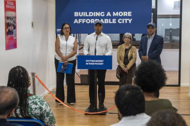 Başkan Adams, Yeni Federal Kredi Birliği Şubesinden Kurdele Kesiyor. 19 Ağustos 2024, New York, New York, ABD: New York Belediye Başkanı Eric Adams, New Urban Upbound Federal Kredi Birliği Şubesi 'nde düzenlenen kurdele kesme töreninde açıklama yaptı 