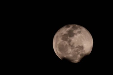 Rio de Janeiro, (RJ), Brezilya 08 / 20 / 2024 - Bugün ayın görünüşü, 20 Ağustos 2024, Ay dolunayda,% 100 görünür ve büyüyor. Waning Moon 'a 6 gün kaldı..