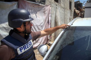 Türk TRT Arap televizyonu Gazze 'de İsrail Ordusu tarafından hedef alındı. 20 Ağustos 2024, Gazze, Filistin: İsrail ordusu bir Türk TRT Arap televizyon aracını hedef aldı.. 