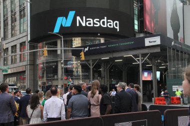 20 Ağustos 2024, New York, ABD: Times Meydanı 'ndaki Nasdaq' ta CEO 'ları Mary Powell ve ABD' deki müşterileri ile birlikte 1 milyondan fazla eve ulaşmak ve güç sağlamak için açılan çan çaldı.