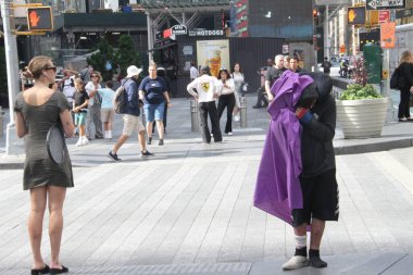 Bir bakışta Times Meydanı. 20 Ağustos 2024, New York, ABD: Güzel, renkli ve hipnotize edici ışıklandırmaları ve yan çekiciliğiyle Times Meydanı 'nda sabah erken saatlerde insan ve araç trafiği genel hareketi.