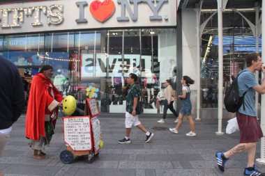 Bir bakışta Times Meydanı. 20 Ağustos 2024, New York, ABD: Güzel, renkli ve hipnotize edici ışıklandırmaları ve yan çekiciliğiyle Times Meydanı 'nda sabah erken saatlerde insan ve araç trafiği genel hareketi.