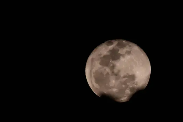 stock image Rio de Janeiro, (RJ), Brazil 08/20/2024 - View of the moon today, August 20, 2024, the Moon is in the Full phase, it is 100% visible and growing. There are 6 days left until the Waning Moon.