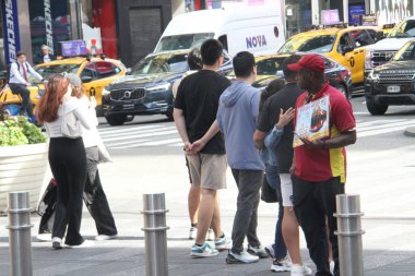 Bir bakışta Times Meydanı. 20 Ağustos 2024, New York, ABD: Güzel, renkli ve hipnotize edici ışıklandırmaları ve yan çekiciliğiyle Times Meydanı 'nda sabah erken saatlerde insan ve araç trafiği genel hareketi.