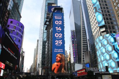 Bir bakışta Times Meydanı. 20 Ağustos 2024, New York, ABD: Güzel, renkli ve hipnotize edici ışıklandırmaları ve yan çekiciliğiyle Times Meydanı 'nda sabah erken saatlerde insan ve araç trafiği genel hareketi.