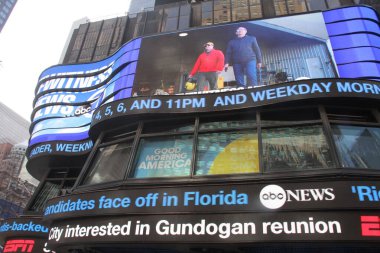 Bir bakışta Times Meydanı. 20 Ağustos 2024, New York, ABD: Güzel, renkli ve hipnotize edici ışıklandırmaları ve yan çekiciliğiyle Times Meydanı 'nda sabah erken saatlerde insan ve araç trafiği genel hareketi.