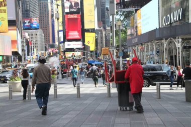 Bir bakışta Times Meydanı. 20 Ağustos 2024, New York, ABD: Güzel, renkli ve hipnotize edici ışıklandırmaları ve yan çekiciliğiyle Times Meydanı 'nda sabah erken saatlerde insan ve araç trafiği genel hareketi.