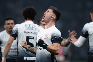 Sao Paulo (SP), Brezilya 08 / 20 / 2024 - Rodrigo Garro, Corinthians ve Red Bull Bragantino arasındaki maçtaki golünü kutluyor.