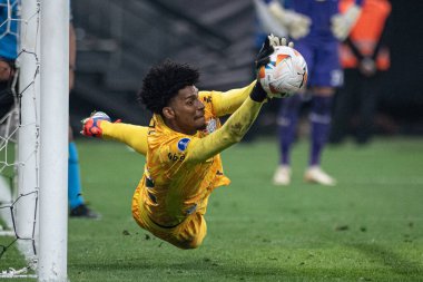 Sao Paulo (SP), Brezilya 08 / 20 / 2024 - Hugo Souza, Corinthians ve Red Bull Bragantino arasında oynanan 2024 Copa Conmebol Sulamericana turunun ikinci ayağı için geçerli olan penaltı vuruşunu savunuyor