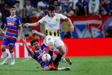 ForTALEZA (CE), Brezilya 08 / 21 / 2024 - Fortaleza ile Rosario Central arasında oynanan karşılaşmada Pedro Augusto ve Mallo, Conmebol Sudamericana 2024 'ün 16.